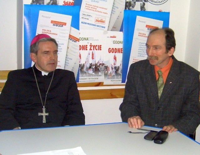 Biskup Krzysztof Nitkiewicz i przewodniczący regionalnej "S&#8221; Andrzej Kaczmarek.