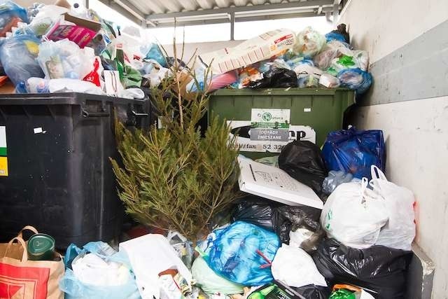 Kontenery na odpady przepełnione po świętachKontenery na odpady przepełnione po świętach