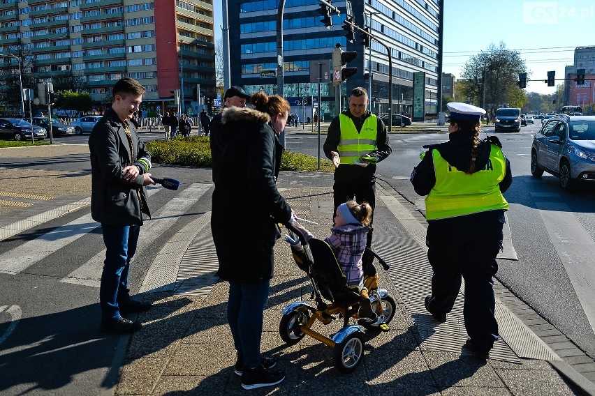 Akcja "Patrz i słuchaj" w Szczecinie. Policjanci, strażnicy miejscy i urzędnicy przypominali zasady bezpieczeństwa