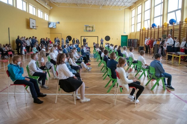 Kiedy dzieci wrócą do szkół? Odpowiedzi na to pytanie szuka wielu rodziców, po tym jak edukacja w Polsce została wywrócona do góry nogami przez pandemię koronawirusa. Czy tuż po zapowiedzianych feriach zimowych dla wszystkich dzieci, szkoły zostaną otwarte? Głos w tej sprawie zabrał premier Mateusz Morawiecki.Premier Morawiecki podaje możliwy termin powrotu dzieci do szkół. Kiedy to może się stać? Czytaj na kolejnych stronach ---->