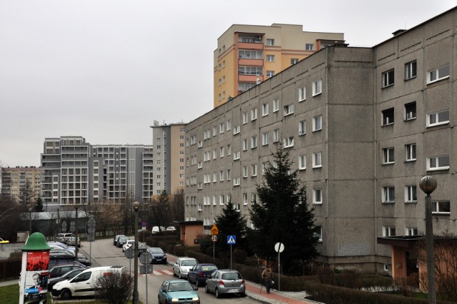 W Polsce jest ok. 60 tys. budynków z wielkiej płyty, w których znajduje się ok. 4 mln mieszkań. Ich trwałość, w zależności od zastosowanej technologii, szacowano na ok. 40-70 lat, a część z tych terminów już minęła.