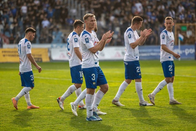 Bert Esselink (nr 3 na spodenkach) zostaje w PGE Stali na kolejny sezon.