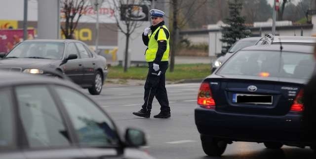 Policjanci do 2 listopada będą bardziej widoczni na drogach oraz przy cmentarzach