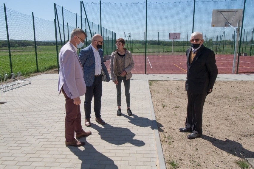 Nowe boisko przy Szkole Podstawowej w Trębowcu w gminie Mirzec, wyremontowane w Jagodnem (ZDJĘCIA)