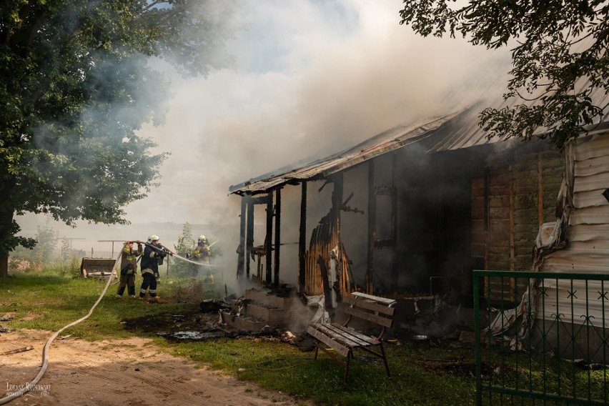 Jaskra. Sześć zastępów gasiło pożar domu mieszkalnego w regionie [ZDJĘCIA]