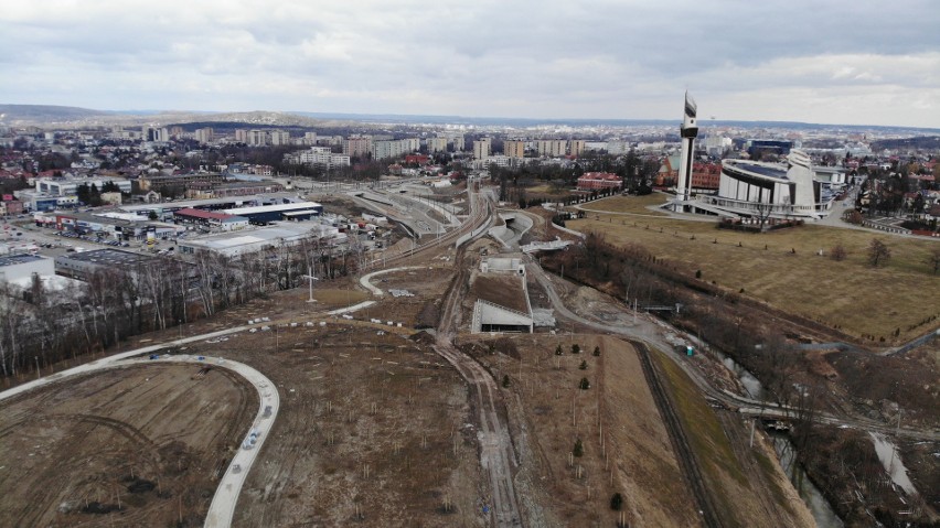 Budowa Trasy Łagiewnickiej. Trwają prace w tunelach i wokół nich. Inwestycja ma zostać zakończona przed wakacjami [ZDJĘCIA]