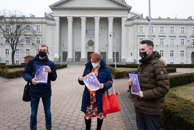 Posłowie Nowoczesnej, w imieniu klubu KO, złożyli projekt ustawy znoszący art. 196 Kodeksu Karnego o obrazie uczuć religijnych oraz art. 212-215 KK o zniesławieniu. To właśnie na mocy art. 196 KK prokuratura postawiła zarzuty artystce Elżbiecie Podleśnej za słynną już grafikę Maryi w tęczowej aureoli. 