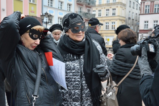 Jak wygląda świat przez ciemne okulary? Kobiet nie uskrzydla, a na demonstracji nie brakowało akcesoriów w tym kolorze. I śpiewania pieśni, w której tytule też był ten przymiotnik...