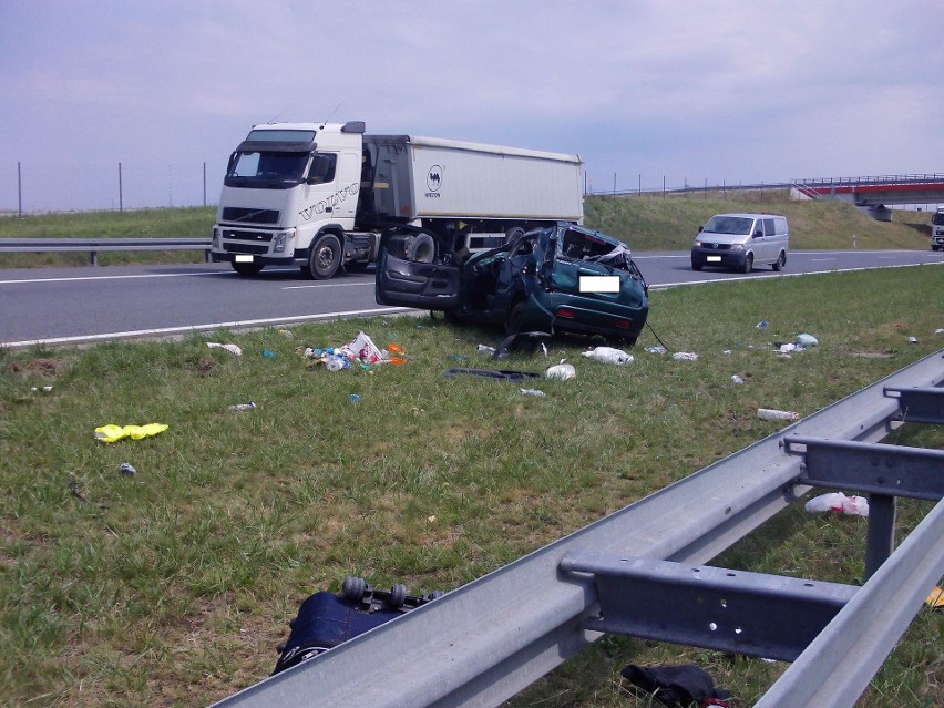 Samochód przebił bariery i dachował na autostradzie koło Tarnowa
