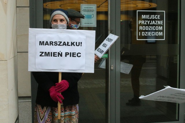 - Staniemy się śmietnikiem. Ludzie nadal będą umierać – alarmuje Krzysztof Gorczyca. W poniedziałek ekolodzy protestowali przeciwko projektowi uchwały antysmogowej. Ich zdaniem dokument sprzyja producentom węgla, a nie mieszkańcom