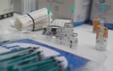 Ministerstwo Zdrowia: Brak szczepienia przeciw COVID-19 może skutkować zwolnieniem