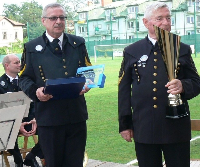 Życzenia przyjmowali kapelmistrz Zenon Piekarz i prezes Wiesław Niziołek.