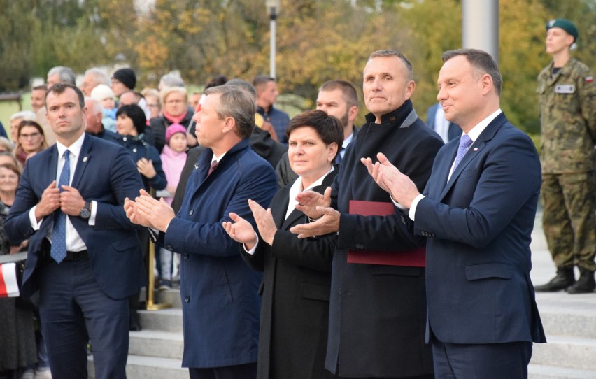 Andrzej Duda – skandowali sympatycy prezydenta RP w Oświęcimiu. Konstytucja – grzmiał KOD  