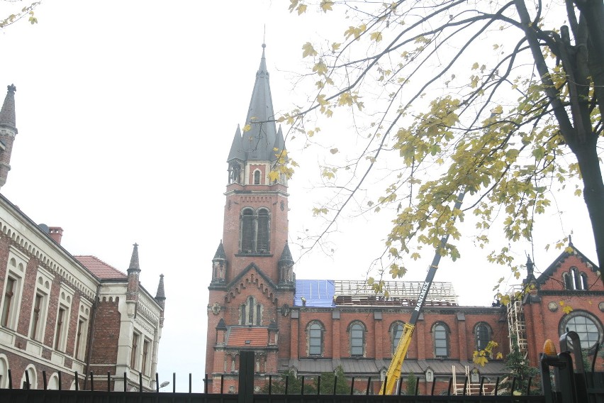 Zabezpieczanie spalonego dachu katedry w Sosnowcu