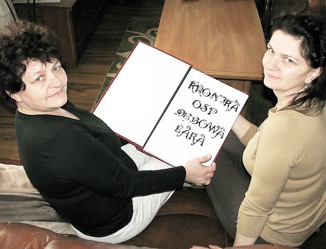 Danuta Ozorowska (z lewej) i Joanna Chrzanowska prezentuja kronikę OSP 