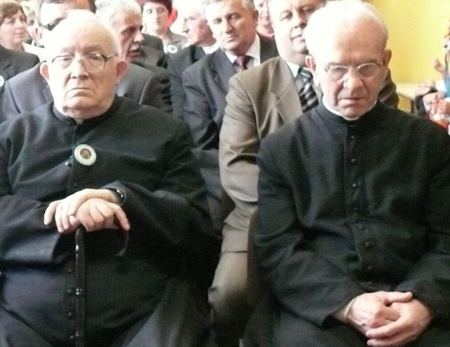 Długoletni proboszczowie &#8211; Daniel Kaziorski (z lewej) i Ignacy Sepioło &#8211; otrzymają honorowe obywatelstwo gminy Krasocin
