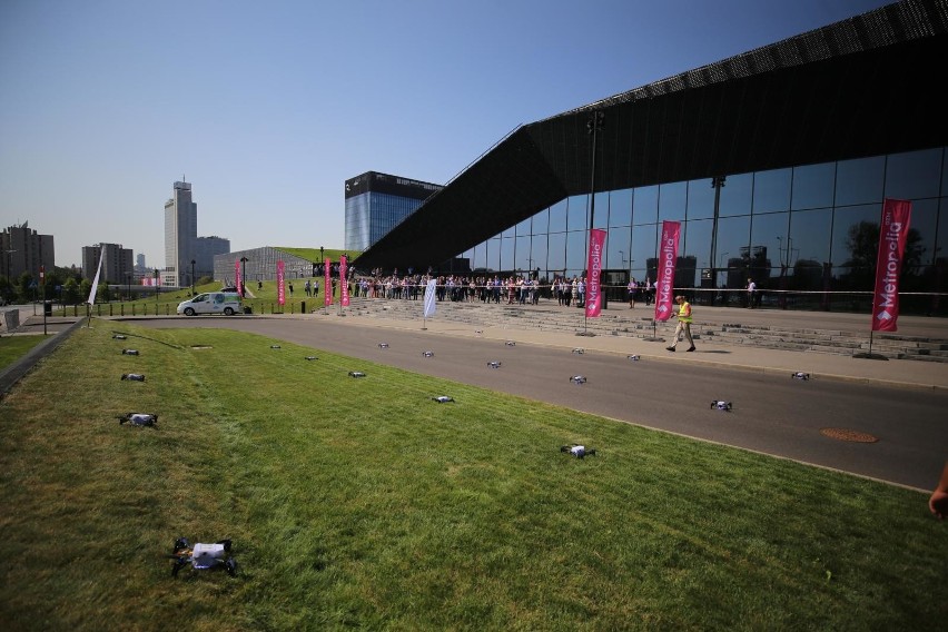 Pokaz dronów przed Międzynarodowym Centrum Kongresowym w...