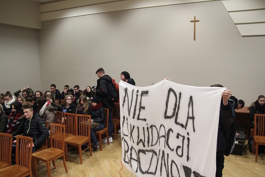 Uczniowie IV LO we Włocławku protestują na sesji rady miasta [zdjecia i wideo]