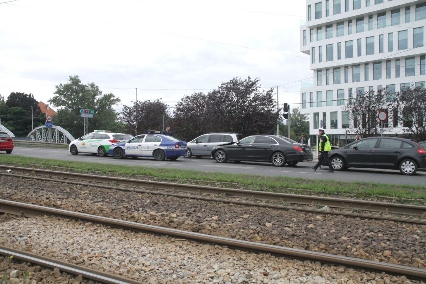 Wypadek na mostach Mieszczańskich. Zderzyły się 4 auta - w tym radiowóz