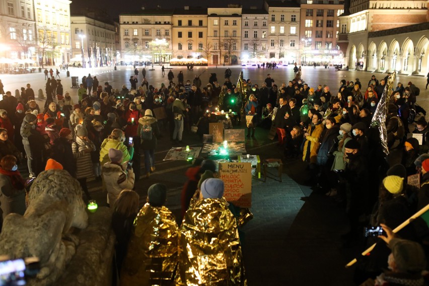 Kraków. Na Rynku stanął stół, to gest solidarności z uchodźcami. "Chcemy dzielić się naszym domem" - mówią krakowscy aktywiści