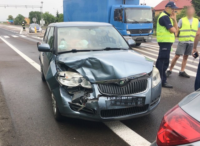 Do wypadku doszło około godz. 15 na drodze krajowej nr 77 w Zadąbrowiu koło Przemyśla.Na pasie ruchu w kierunku Przemyśla zderzyły się dwa samochody osobowe opel i skoda oraz ciężarowy mercedes. Jedna osoba została poszkodowana. Ruch na DK nr 77 odbywa się wahadłowo.Aktualizacja, godz. 18.10- Kierujący oplem, 64-letni ob. Ukrainy z nieustalonych przyczyn zatrzymał się przed przejściem dla pieszych. Jadący za nim kierowca skody zwolnił, z kolei kierujący ciężarówką, 28-latek z pow. leżajskiego nie zachował bezpiecznej odległości i uderzył w skodę, a ta w opla - mówi sierż. szt. Marta Fac z KMP w Przemyślu.Do szpitala trafił kierowca skody, 63-letni przemyślanin. Uczestnicy zdarzenia byli trzeźwi. Ukraińca ukarano mandatem za tamowanie ruchu. Za spowodowanie zdarzenia drogowego odpowie 28-latek z ciężarówki.Zobacz także: Poważny wypadek w Żurawicy pod Przemyślem. Rannych kilkadziesiąt osób. Tak ćwiczyli strażacy i ratownicy PCK