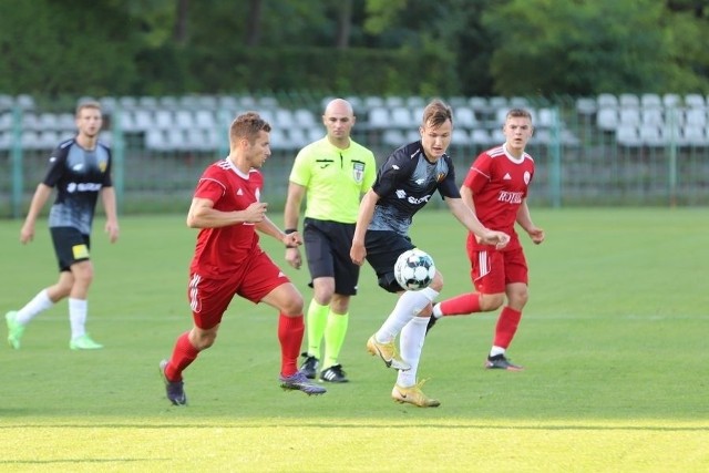 Sparta Kazimierza Wielka (czerwone stroje) w najbliższej kolejce zagra z GKS Nowiny