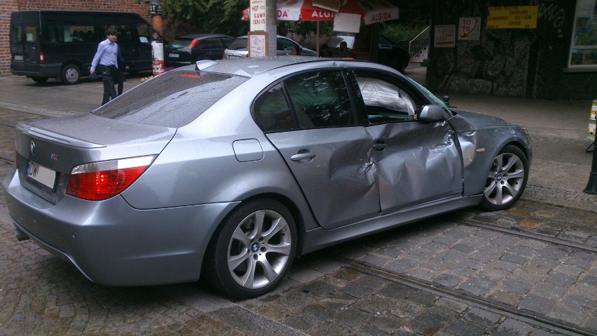 Wrocław: Na Szewskiej tramwaj zderzył się z BMW (ZDJĘCIA)