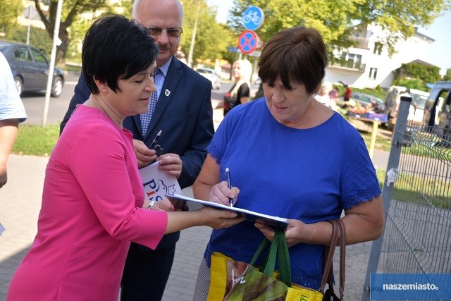 Wideo: Briefing prasowy z udziałem poseł PiS i kandydatki do sejmu Joanny Borowiak na ulicy Broniewskiego we Włocławku.W piątek (23 sierpnia) odbył się briefing prasowy zorganizowany przy ulicy Broniewskiego we Włocławku. Chwilę później przedstawiciele PiS we Włocławku przemieścili się na ulicę Kaliską, gdzie zbierali podpisy poparcia od mieszkańców.