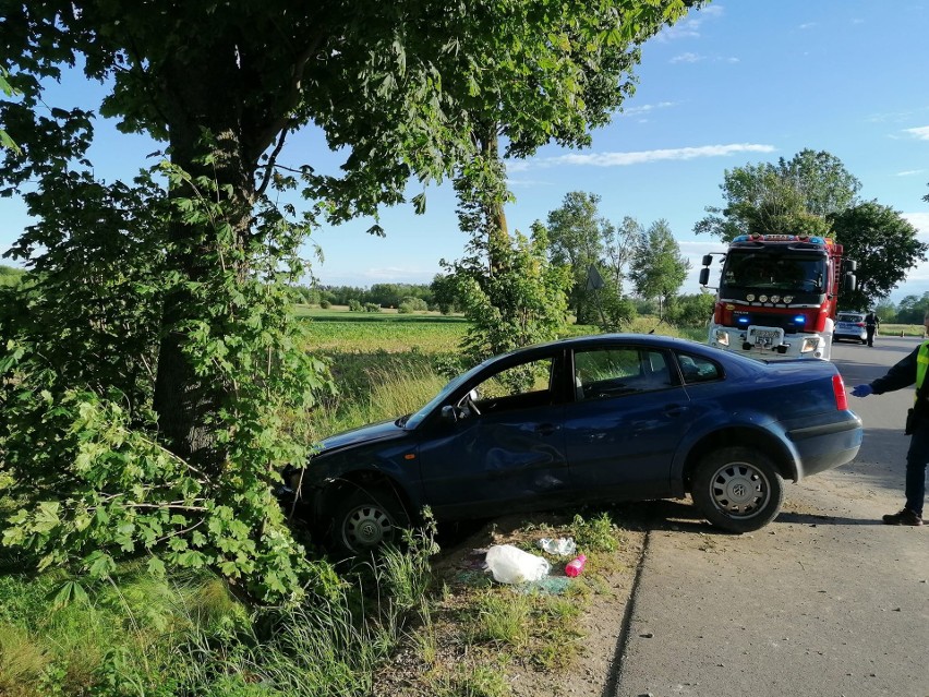 Wypadek na trasie Szczuczyn - Bzury. Volkswagen na łuku drogi wpadł do rowu