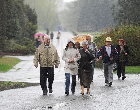 W majowy weekend pogoda będzie sprzyjać spacerom, ale nie zaszkodzi zabrać grubszy sweter i parasol.