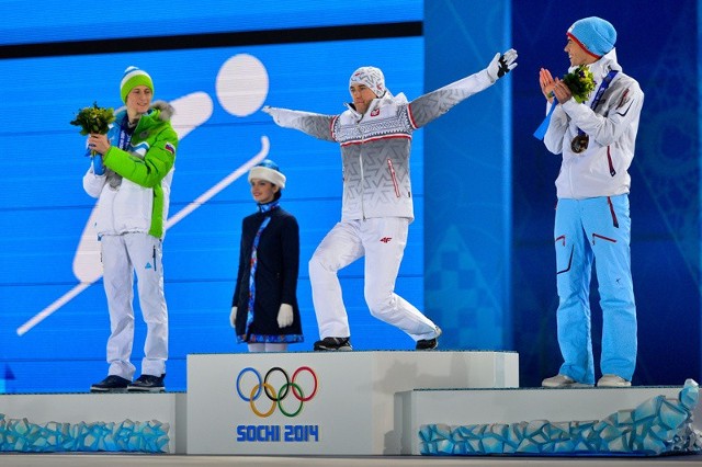 Kamil Stoch (w środku) w Soczi zdobył już dwa medale. Jest w mistrzowskiej formie.