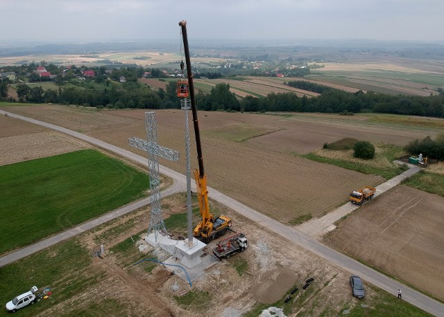 W piątek w Tuligłowach koło Jarosławia, stanął 25-metrowy krzyż i 32-metrowy maszt. Całość ma być oświetlona. 