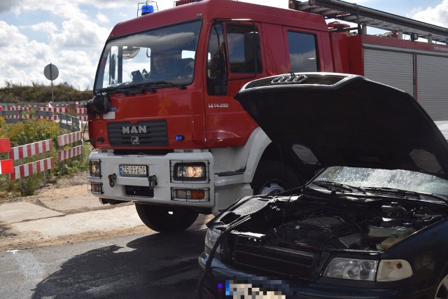 Na ulicy Rybackiej w Szczecinku w płomieniach stanął samochód osobowy. Pożar ugasili strażacy. Spod maski osobowego audi, które jechało ulicą Rybacką w Szczecinku zaczęły się wydobywać kłęby dymu. Jego kierowca zatrzymał i próbował ugasić ogień samochodową gaśnicą, pomagało mu kilku kierowców innych aut, ale mimo użycia czterech gaśnic ogień się rozprzestrzeniał. Pożar w komorze silnika ugasili dopiero strażacy. Nikt nie ucierpiał, ale straty materialne są poważne. Zobacz także Wypadek w Gwdzie Małej