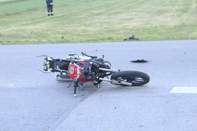 We wsi Bęćkowo zderzyły się ze sobą motocykl i motorower kierowane przez 17 i 19-latka. Obaj zostali ranni. Starszego, w stanie krytycznym, do szpitala zabrał śmigłowiec LPR.Zdjęcia udostępnione dzięki uprzejmości strażaków OSP Szczuczyn