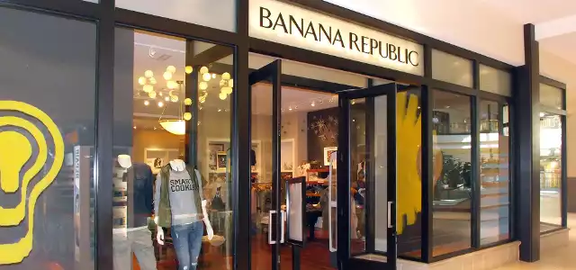 10. Banana RepublicZnana marka z segmentu mody premium. Tutaj możemy kupić Niezniszczalną koszulę i spodnie do pracy. W ofercie dla kobiet są ponadczasowe sukienki i ubrania nadające się na rodzinną uroczystość czy egzamin na studiach