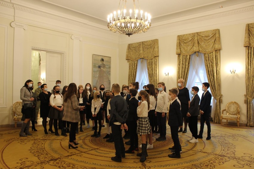 Uczniowie Szkoły Podstawowej imienia świętej Jadwigi Królowej w Borkowie, w gminie Daleszyce, zwiedzali Pałac Prezydencki (ZDJĘCIA)