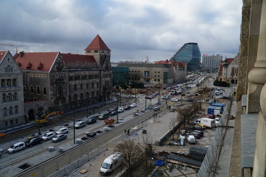 Ulica Św. Marcin jest rozkopana w kilku miejscach i trudno...