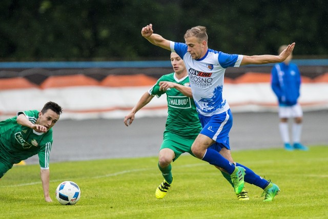 Karpaty Krosno (biało-niebieskie stroje) w finale Okręgu Krosno pokonali Partyzanta Targowiska.