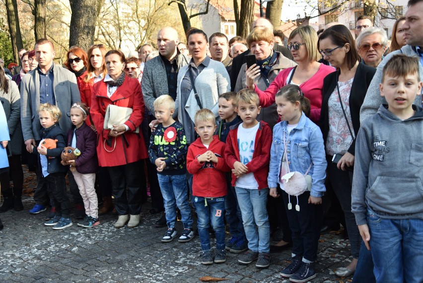 Chrzanów. Mieszkańcy Chrzanowa wspólnie odśpiewali hymn narodowy [ZDJĘCIA]