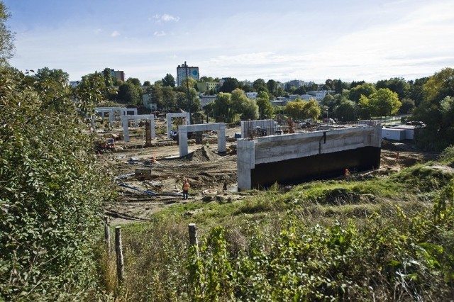 Dla Koszalina aleja Monte Cassino w ciągu krajowej „szóstki” to ważny element komunikacji miejskiej i ruchu tranzytowego. Do 10 stycznia 2023 roku miała zakończyć się budowa wiaduktu w ciągu drogi. Niestety, raczej nierealne jest dotrzymanie tego terminu.