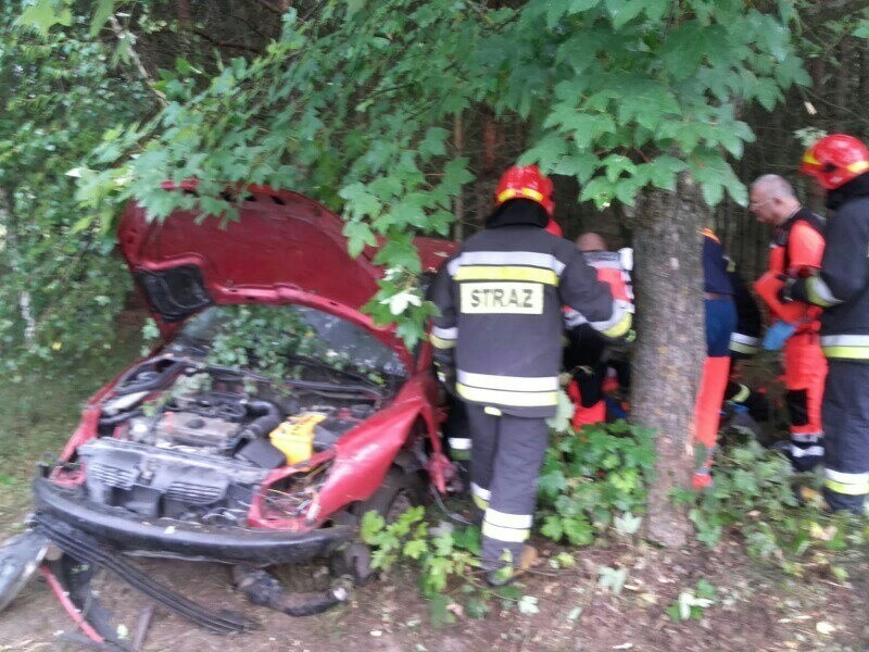 Krasocin. Samochód osobowy wypadł z drogi i zatrzymał się na drzewie. Strażacy wydobywali kobietę