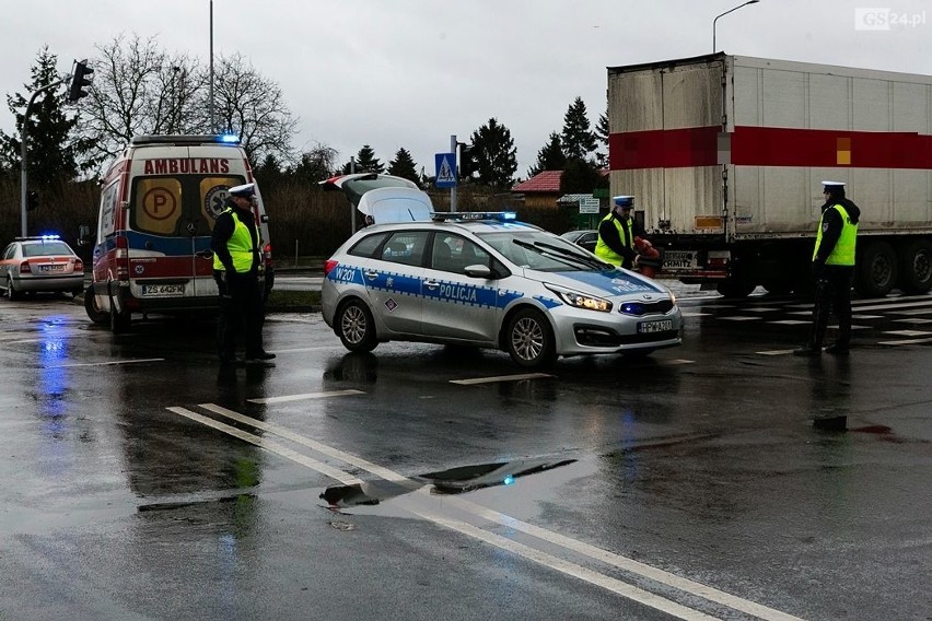 Wypadek na ul. 26 kwietnia. Ciężarówka potrąciła pieszą. Kobieta zmarła w szpitalu [ZDJĘCIA]