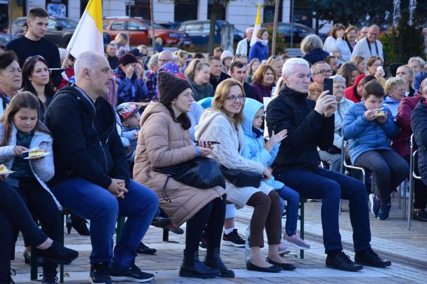 Myślenice. Koncert i wspomnienie św. Jana Pawła II. Nie zabrakło "Barki" i kremówek 