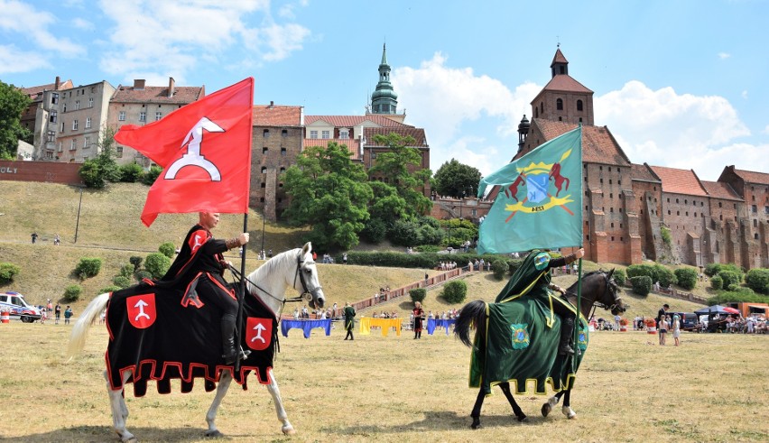 Pokazy konne na  nadwiślańskich błoniach w Grudziądzu