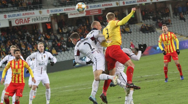 Piłkarze Korony Kielce zremisowali w Piątek z Pogonią Szczecin w Kielcach 1:1. To już czwarty kolejny remis Żółto-Czerwonych na własnym stadionie. Kto przeciwko Portowcom zagrał najlepiej, a kto wypadł poniżej oczekiwań? Dziś oceniamy kieleckich graczy po tym remisie.