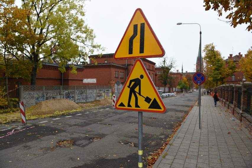 Jedna z najbardziej dziurawych ulic w Toruniu doczeka się remontu. Czy będzie przejezdna? [zdjęcia]