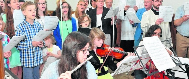 W warsztatach muzyki liturgicznej uczestniczyło trzydzieści osób, które szkoliły się pod okiem fachowca - Piotra Pałki, kompozytora i dyrygenta Scholi Papieskiej.