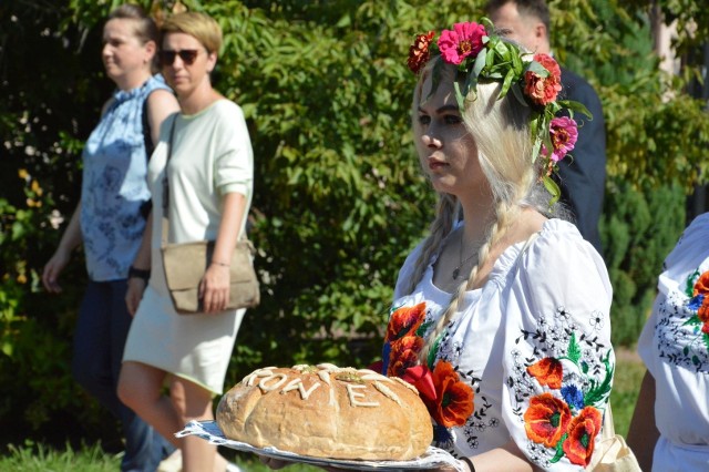 Rolnicy z gminy Kunów podziękowali za tegoroczne plony. Dożynki Gminne ograniczone zostały jednak do uroczystej mszy świętej i ośpiewania wieńców.Koła Gospodyń Wiejskich, orkiestra dęta i zespół Kunowianie, władze gminy Kunów, wzięły udział w Dożynkach Gminnych, które ze względu na panującą pandemię koronawirusa, było dużo skromniejsze niż w ubiegłych latach. Rozpoczął je przemarsz spod Urzędu Miasta i Gminy do kościoła świętego Władysława. Z wieńcami przeszły panie z Kół Gospodyń Wiejskich, przy akompaniamencie orkiestry dętej pod kierunkiem Jerzego Kłonicy. W przemarszu udział wzięli również między innymi burmistrz Kunowa Lech Łodej, przewodniczący Rady Miejskiej Piotr Bek, radni oraz dyrektorzy szkół.Po nabożeństwie nastąpi tradycyjne ośpiewanie gminnego wieńca dożynkowego, przygotowywanego przez zespół Kunowianie, a także wieńców przygotowanych przez sołectwa.