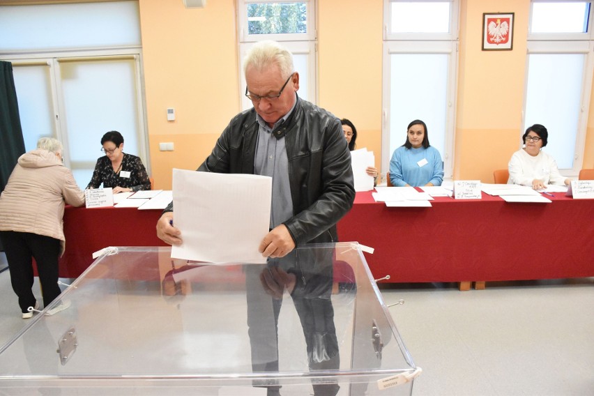 Wybory parlamentarne i referendum w Malborku. Głosować można w 21 lokalach wyborczych. Wiele osób już je odwiedziło