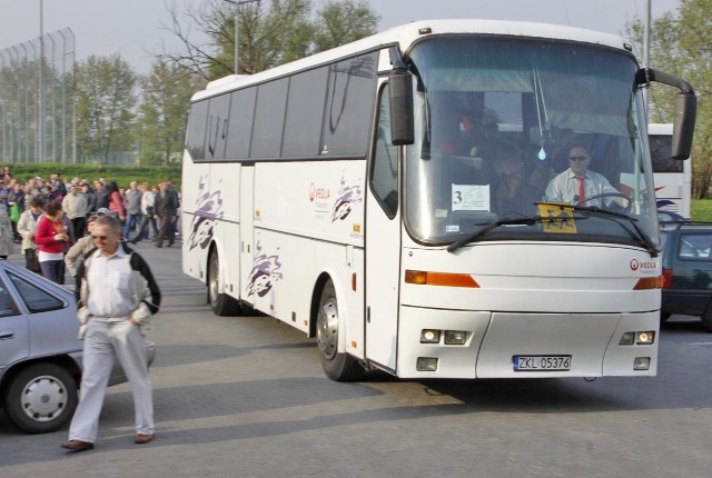 Autobus wypełniony dziećmi odjeżdżającymi do Rogowa opuszcza parking przy jednym z polkowickich sklepów.